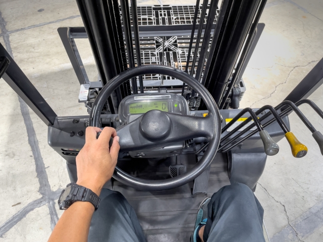 フォークリフトの操縦　運転操作