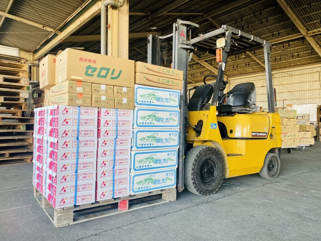 カウンターフォークリフトによる荷物運搬