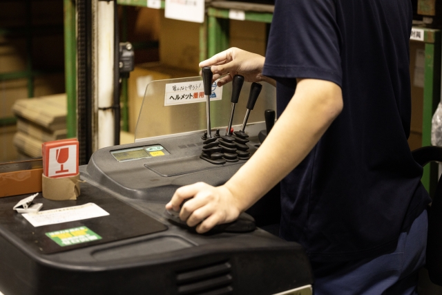 リーチ式フォークリフトの操縦